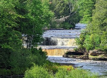 michigan/tahquamenon-falls-state-park/landmark/tahquamenon-falls-lower-falls