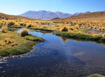 bolivia/andean-valleys/landmark/vistas-a-la-laguna-y-cerro-chulluncani