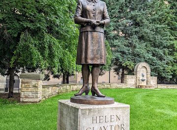 michigan/grand-rapids/landmark/helen-claytor-statue
