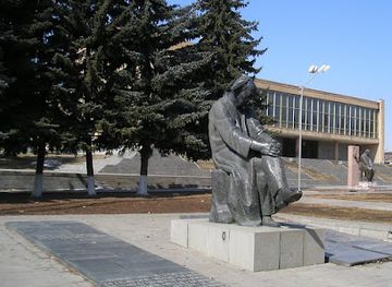 armenia/gyumri/landmark/statue-of-avetik-isahakyan