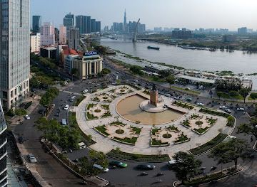 vietnam/ho-chi-minh-city/district-1/landmark/tran-hung-dao-statue