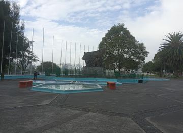 ecuador/quito/la-floresta/landmark/monumento-a-los-policias