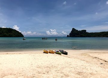 thailand/koh-phi-phi/landmark/shipwrecked-island-tour-bar