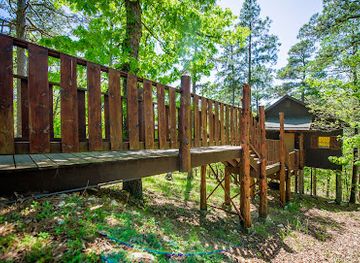 arkansas/eureka-springs/landmark/eureka-springs-treehouses-caves-castles-hobbits