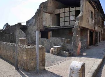 italy/herculaneum/landmark/casa-del-bicentenario