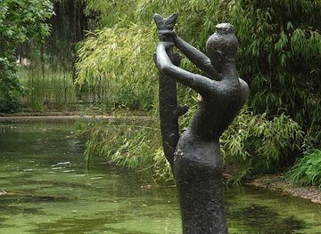 switzerland/geneva/landmark/statue-in-fountain
