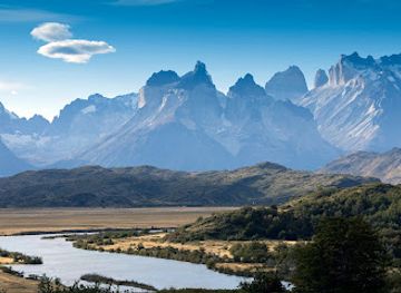 argentina/southern-patagonia/landmark/acceso-serrano-parque-torres-del-paine