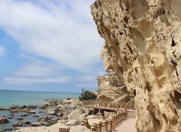 kazakhstan/aktau/landmark/skal-naya-tropa