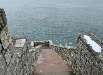 rhode-island/newport-cliff-walk/landmark/cliff-walk-bench