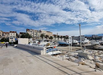 croatia/split/old-town/landmark/pillars-of-perpetual-love