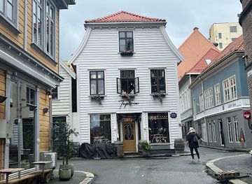 norway/bergen/landmark/lying-globes