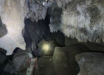 vietnam/cat-ba-island/landmark/minh-chau-cave