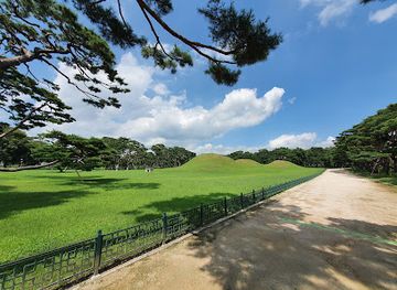 south-korea/gyeongju/hwangnam-dong/landmark/oreung-royal-tombs