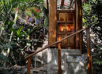 nicaragua/apoyo-lagoon/landmark/casa-de-las-aves