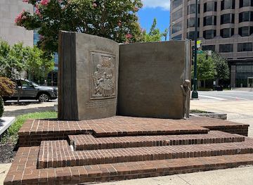 north-carolina/greensboro/fisher-park/landmark/o-henry-book-statue