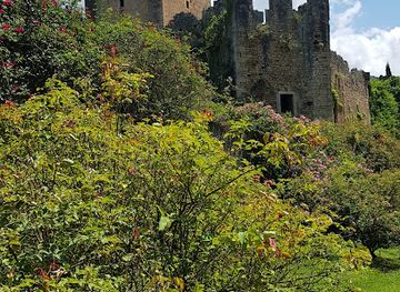 italy/lazio/landmark/the-gardens-of-ninfa
