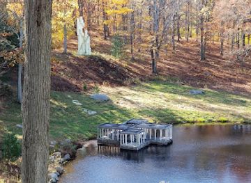 connecticut/housatonic-valley/landmark/the-glass-house-national-trust-for-historic-preservation
