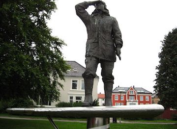 norway/kristiansand/landmark/statue-of-bernt-balchen