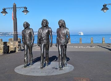 isle-of-man/douglas/landmark/bee-gees-statue