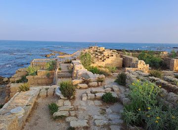 israel/caesarea/landmark/caesarea-harbor
