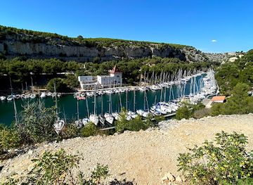 france/les-calanques-national-park/landmark/le-petit-train-touristique-de-cassis-by-france-voguette
