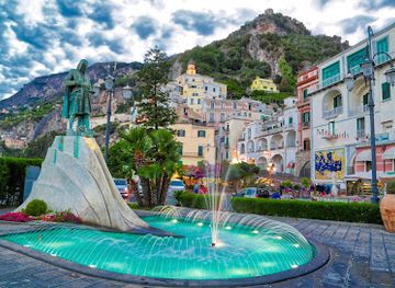 italy/amalfi/landmark/statue-dedicated-to-flavio-gioia-amalfi