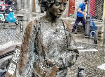 spain/madrid/malasana/landmark/estatua-joven-caminando-en-malasana