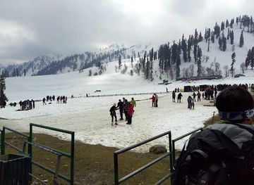 india/gulmarg/landmark/snowboarding-gulmarg