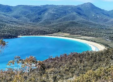australia/great-southern/landmark/wineglass-bay-lookout