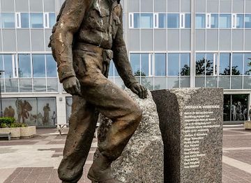 norway/alesund/landmark/statue-av-joachim-ronneberg