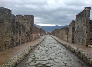italy/pompeii/landmark/casa-degli-amorini-dorati