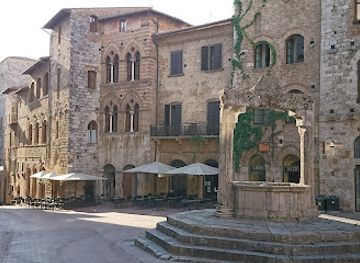 italy/san-gimignano/landmark/piazza-della-cisterna
