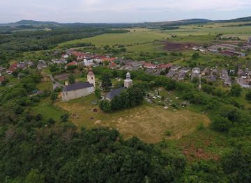 slovakia/zemplin/landmark/zemplinske-hradisko-torzo-brany-vo-vale-hradiska-z-10-st-n-l