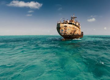 turks-and-caicos-islands/leeward-beach/landmark/la-famille-express-shipwreck
