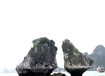 vietnam/ha-long-bay/landmark/halong-night-market