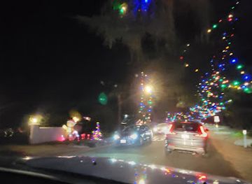 california/pasadena/landmark/christmas-tree-lane-monument