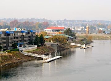 washington/kennewick/landmark/clover-island-inn