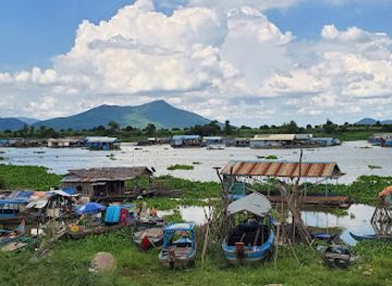 cambodia/kampong-thom/landmark/kampong-chhnang-floating-village