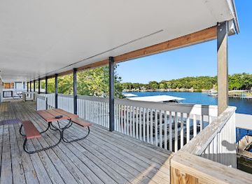 missouri/lake-of-the-ozarks/landmark/alhonna-resort-marina