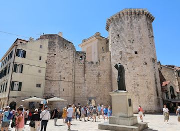 croatia/split/landmark/marko-marulic-statue