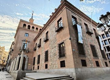 spain/madrid/chueca/landmark/casa-de-las-siete-chimeneas