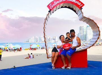 ecuador/salinas/landmark/salinas-te-enamora