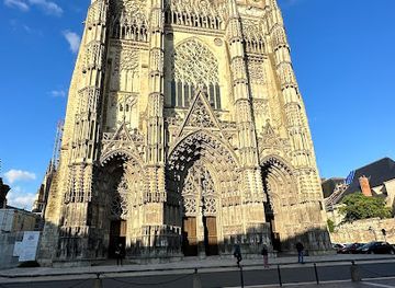 france/tours/cathedrale/landmark/place-de-la-cathedrale