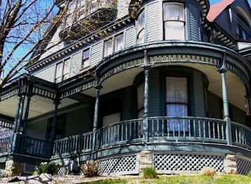 missouri/hannibal/landmark/reagan-s-queen-anne-bed-and-breakfast