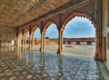 pakistan/lahore/landmark/sheesh-mahal