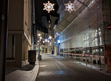 switzerland/lausanne/old-town/landmark/brunnen-place-de-la-louve