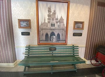 california/anaheim/anaheim-resort/landmark/walt-disney-s-bench