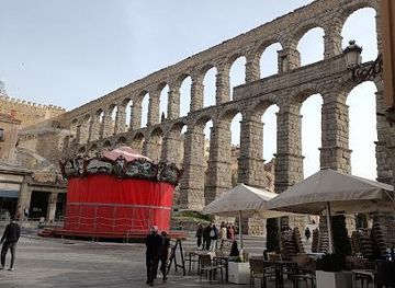 spain/segovia/landmark/plaza-del-azoguejo