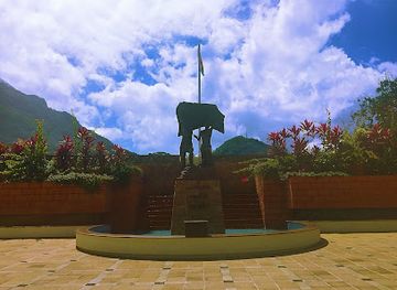 seychelles/bird-island/landmark/liberty-monument