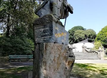 guernsey/grandes-rocques/landmark/victor-hugo-statue